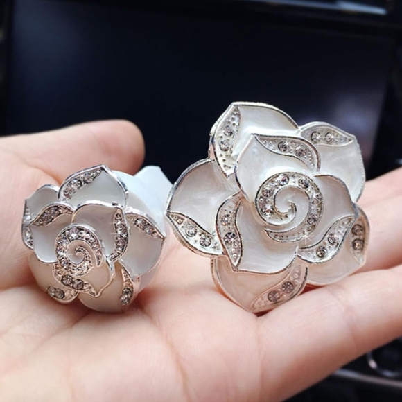 🎉FREE WITH PURCHASE🎉 Adorainbow Pair of  Decor Vent Flower Clips - Picture 2 of 7